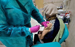 Mieszkańcy i pracownicy DPS-ów w powiecie elbląskim przyjęli pierwszą dawkę szczepionki
